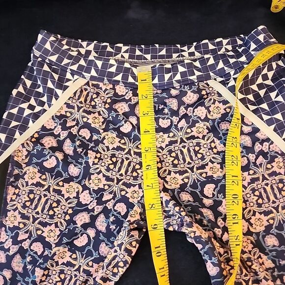 MinkPink Edorphins 3/4 leggings in Multi size M - Picture 11 of 12